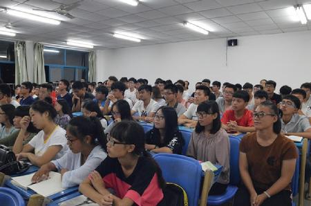 同学们认真听取讲座