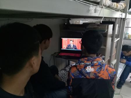 同学们在宿舍观看十九大