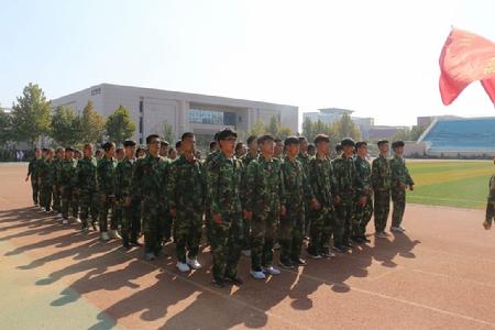 我院新生军训会操